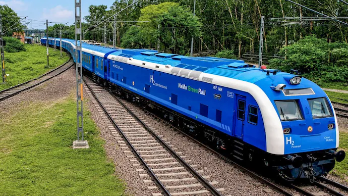 भारत ने लॉन्च की पहली स्वदेशी हाइड्रोजन ट्रेन, पीएम मोदी ने दिखाई हरी झंडी