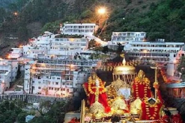 कटरा में तेज बारिश, सुरक्षा के मद्देनजर वैष्णो देवी यात्रा रोकी गई