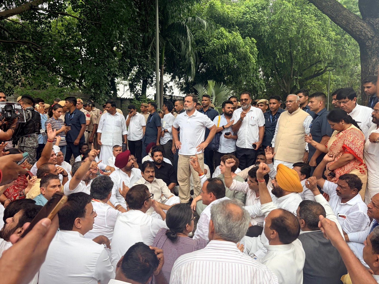पीएम आवास की ओर कांग्रेस का मार्च, चरणजीत चन्नी समेत कई नेता हिरासत में