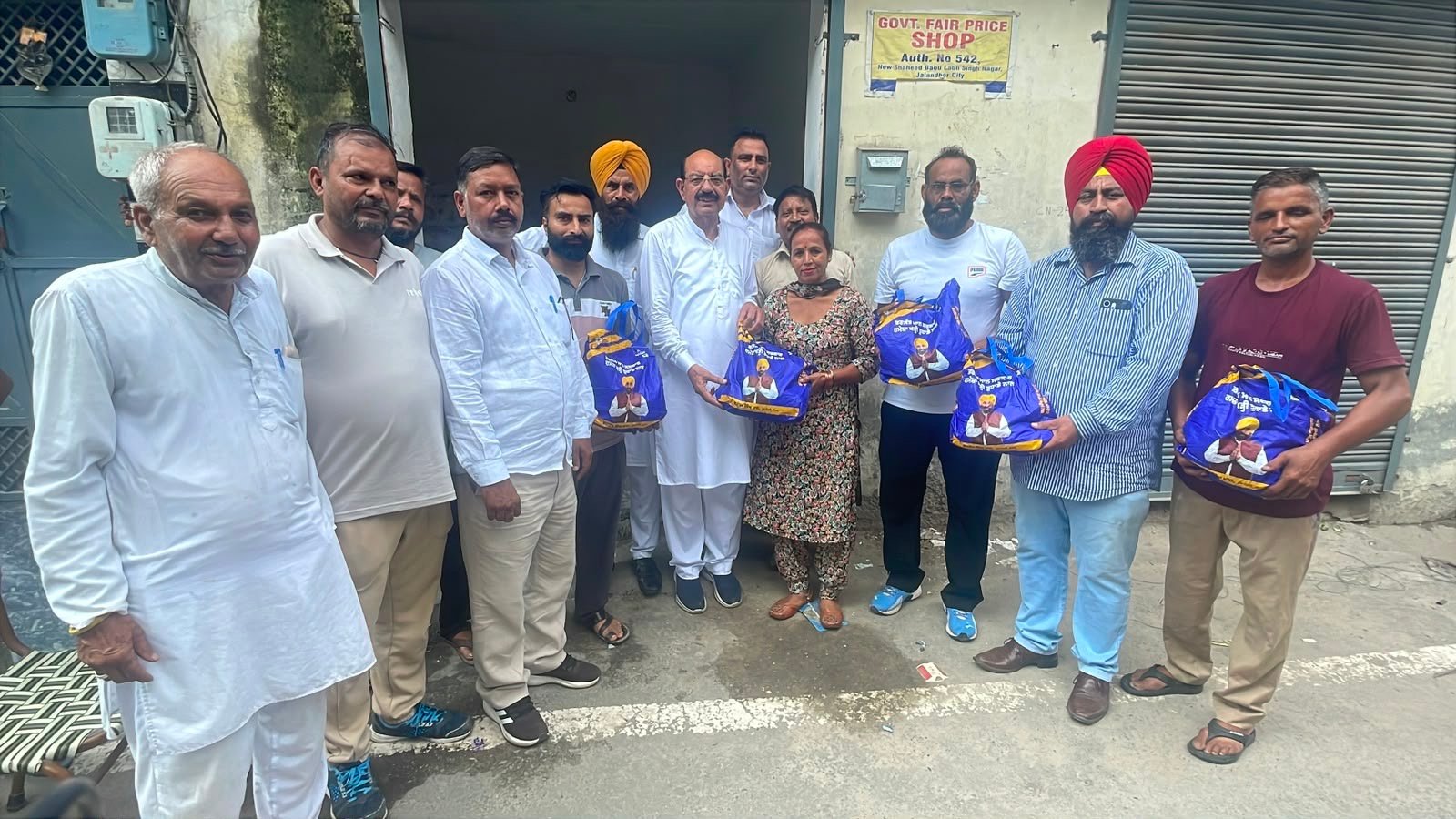ਕੈਬਨਟ ਮੰਤਰੀ ਮਹਿੰਦਰ ਭਗਤ ਹੋਣਾਂ ਨੇ ਆਪਣੀ ਰਸੋਈ ਸਕੀਮ ਅਧੀਨ ਲੋਕਾਂ ਨੂੰ ਰਾਸ਼ਨ ਕਿੱਟਾਂ ਵੰਡੀਆਂ ਗਈਆਂ |