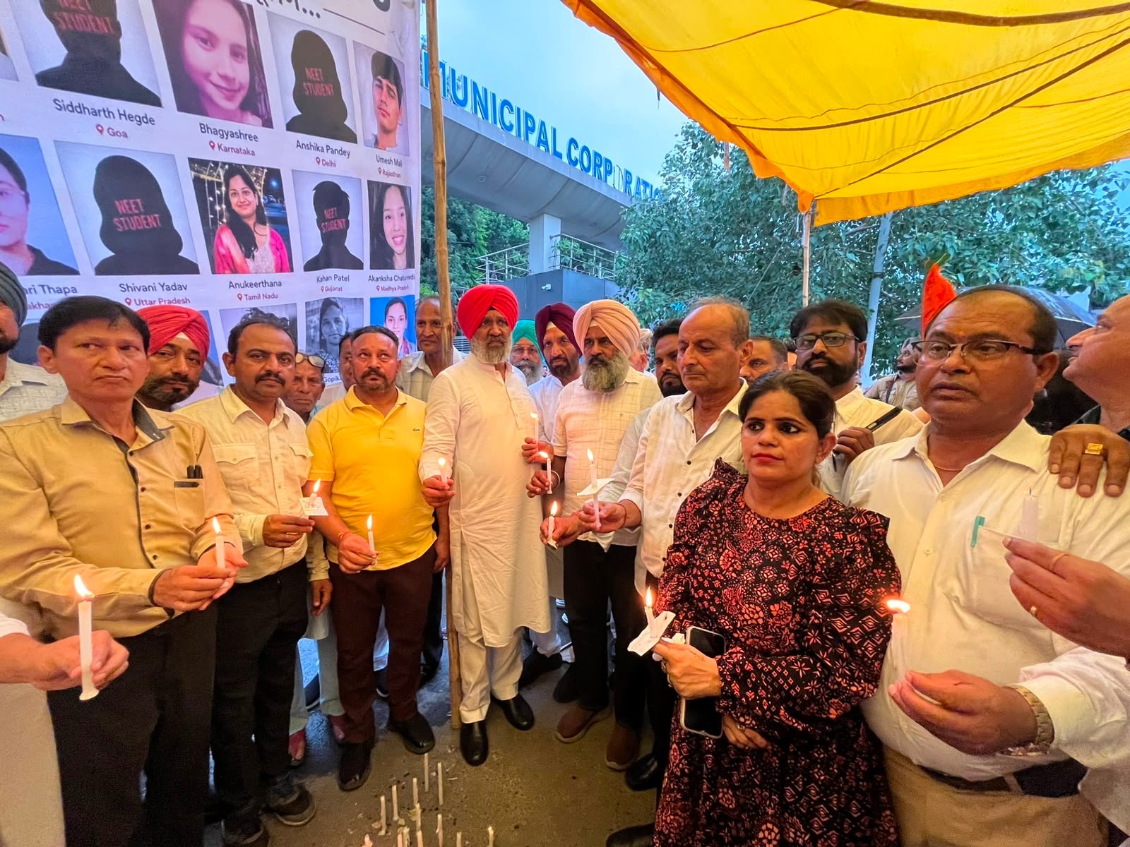 ਜ਼ਿਲਾ ਕਾਂਗਰਸ ਜਲੰਧਰ ਅਤੇ ਦਿਹਾਤੀ ਨੇ ਨੀਟ ਦੇ ਪੇਪਰ ਲੀਕ ਕਾਰਨ ਮਾਰੇ ਗਏ ਵਿਦਿਆਰਥੀਆਂ ਨੂੰ ਸ਼ਰਧਾਂਜਲੀ ਦਿੱਤੀ ।