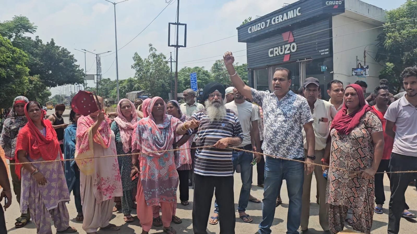 ਪਿਛਲੇ ਕਈ ਮਹੀਨਿਆਂ ਤੋਂ ਲਗਾਤਾਰ ਬਿਜਲੀ ਦੇ ਕੱਟਾਂ ਕਾਰਨ ਲੋਕ ਭਾਰੀ ਪਰੇਸ਼ਾਨ ਲੋਕਾਂ ਨੇ ਜਲੰਧਰ ਸ਼ਹਿਰੀ ਮਹਿਲਾ ਕਾਂਗਰਸ ਦੀ ਪ੍ਰੋ. ਅਨੁਰਾਧਾ ਬੰਗਾ ਨਕੋਦਰ ਰੋਡ ਅਰਥੀ ਫੂਕ ਪ੍ਰਦਰਸ਼ਨ ਕੀਤਾ ।
