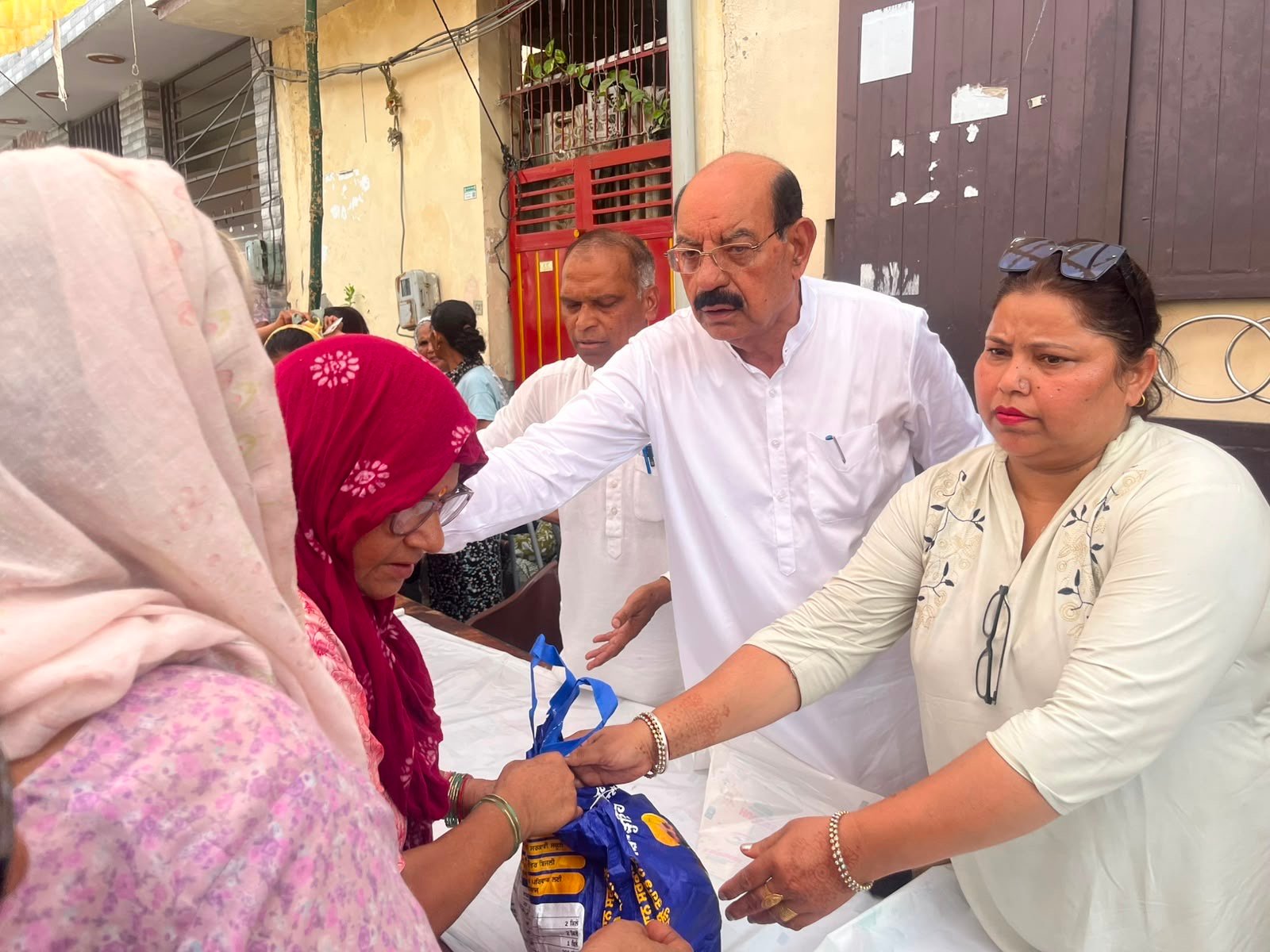 ਹਲਕਾ ਵਿਧਾਨ ਸਭਾ ਵੈਸਟ ਦੇ ਲੋਕਾਂ ਨੂੰ ਰਾਸ਼ਨ ਕਿੱਟ ਦੇਣ ਲਈ "ਮੇਰੀ ਰਸੋਈ" ਸਕੀਮ ਤਹਿਤ ਆਸ਼ਾ ਸਮਰਾਏ ਸਾਬਕਾ ਕੌਂਸਲਰ ਜਗਦੀਸ਼ ਰਾਮ ਸਮਰਾਏ ਨੇ ਕੈਂਪ ਲਗਾਇਆ ।
