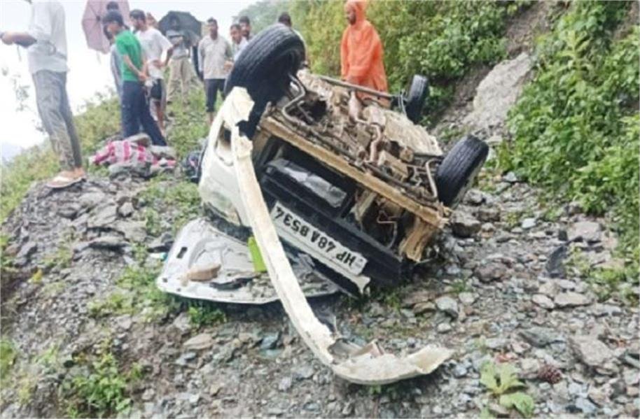हिमाचल में दर्दनाक हादसा! खाई में गिरी कार, एक ही परिवार के 5 लोगों की मौत