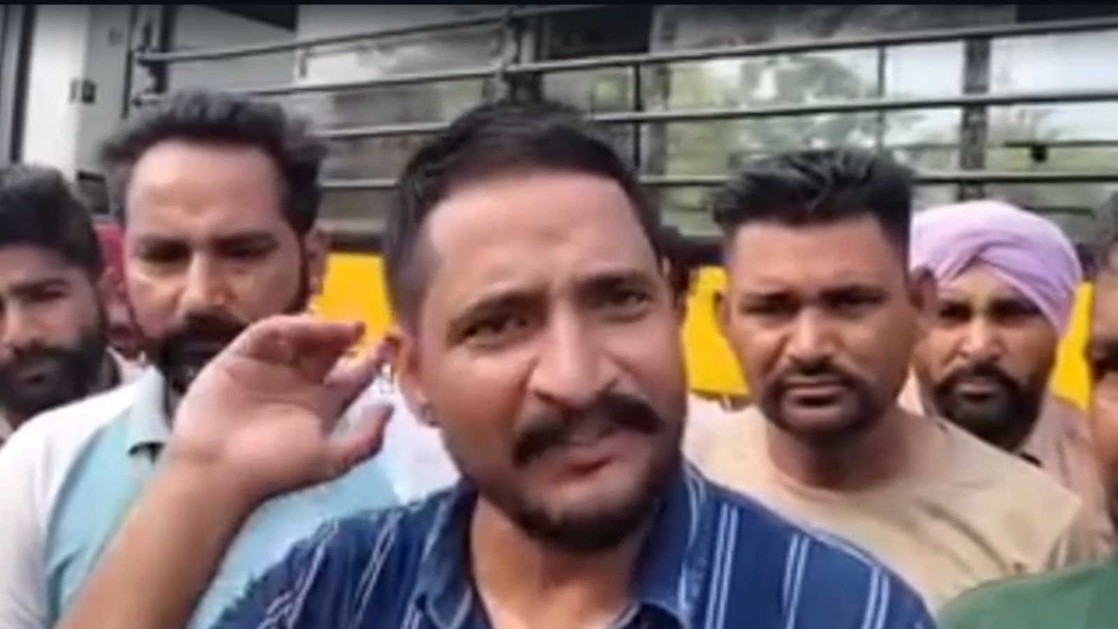 दो इकलौते बेटों की मौत से मातम, पटियाला में स्कूल प्रबंधन के खिलाफ धरने पर बैठे ग्रामीण