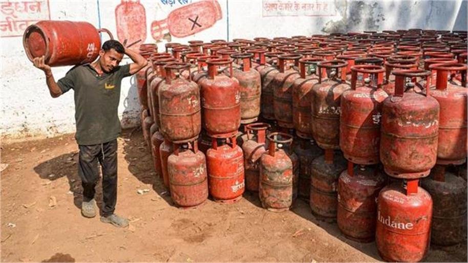1 अगस्त का बड़ा अपडेट: गैस सिलेंडर के दाम घटे, CKYC और रेलवे ने भी बदले नियम