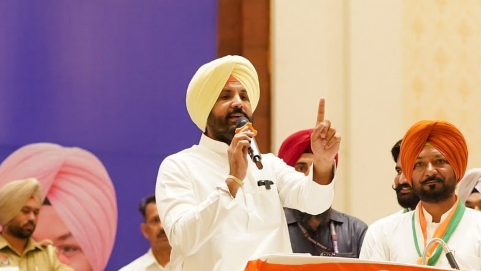 मंच पर भड़के राजा वड़िंग, चन्नी समर्थकों की नारेबाजी के बाद दी कार्रवाई की चेतावनी