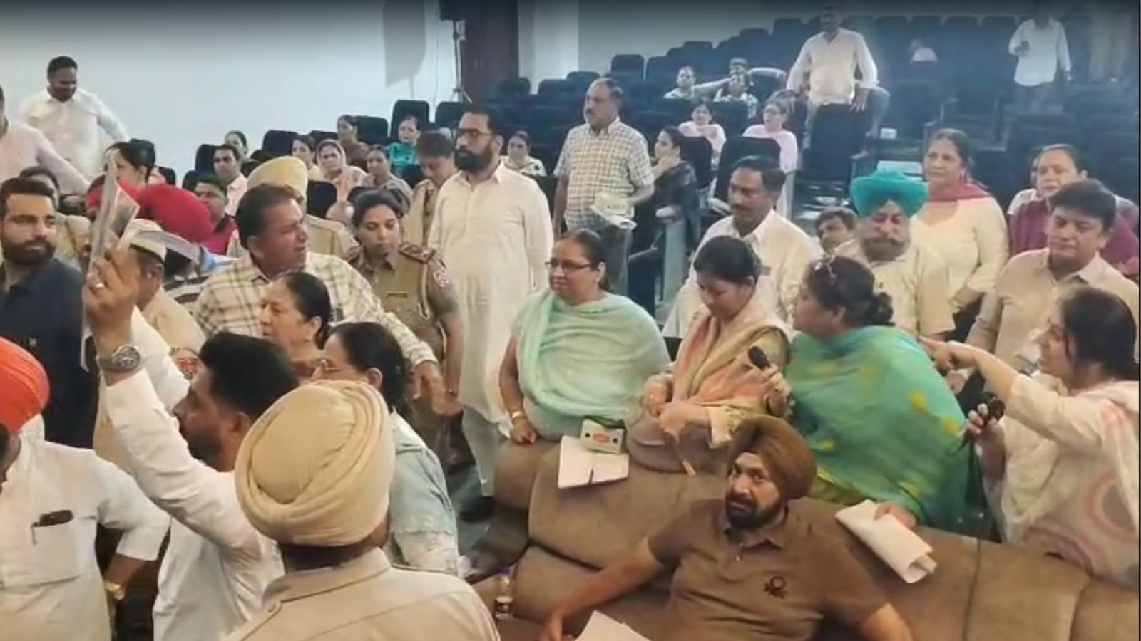 जालंधर निगम हाउस में हंगामा; 9.51 करोड़ से 50 चौराहों पर लगेगा स्मार्ट ट्रैफिक सिस्टम